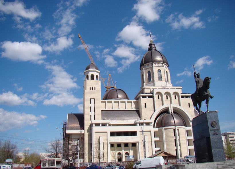 Catedrala Centenarului: cu adăpost antiatomic și uși de 25.000 € bucata