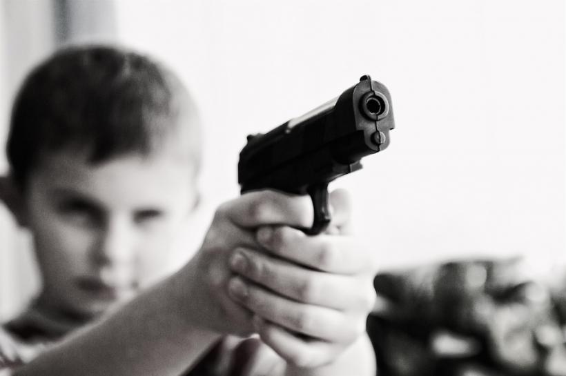 Un băieţel de 9 ani şi-a împuşcat mortal sora în urma unei dispute legate de controller-ul consolei de jocuri
