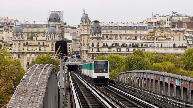Parisul studiază introducerea transportului public gratuit pentru a reduce poluarea