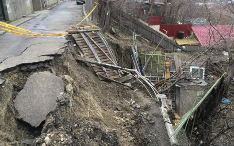Dezastru în urma precipitaţiilor în Buzău! Peste 1.500 de oameni sunt izolaţi în urma unei alunecări de teren