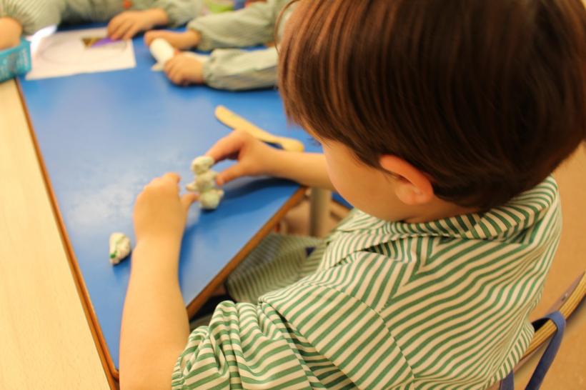 Explicaţiile psihologului: ​​​​​​​Plastelina, jucăria care îi dezvoltă creierul copilului