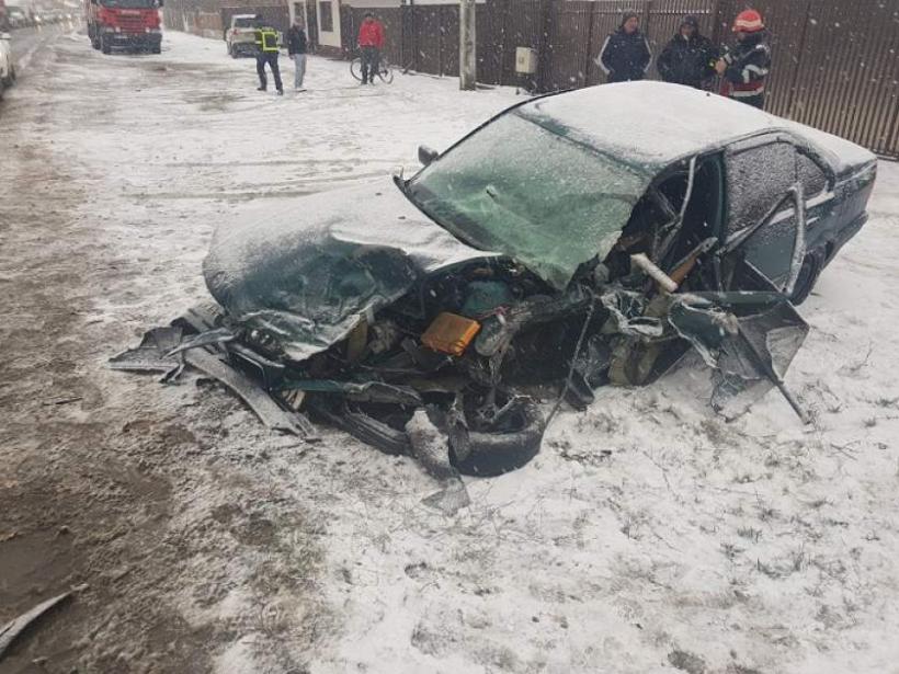 Circulaţia e complet blocată între Bucureşti şi Târgovişte după ce o maşină a fost făcută praf de un TIR