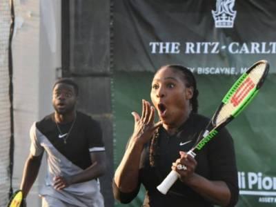 Simona, lovită în plin de Serena Williams, în timpul unui meci caritabil