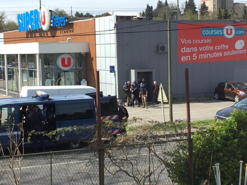 UPDATE - ATAC TERORIST în sudul Franței. Mai multe persoane sunt ținute ostatice. Atacatorul, ucis de polițiști