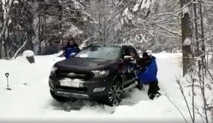 Turişti blocaţi în zăpadă la Sinaia, pe drumul Cotei