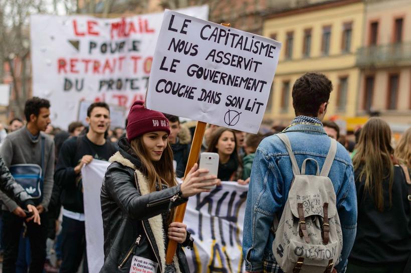 Zeci de mii de persoane protestează pe străzile Franței