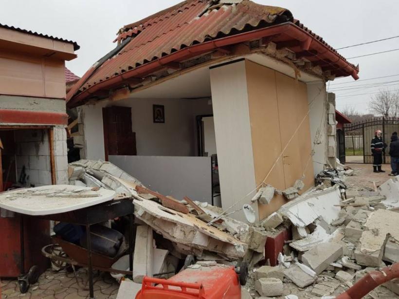 Două persoane au fost rănite după ce locuința lor a fost distrusă de o explozie