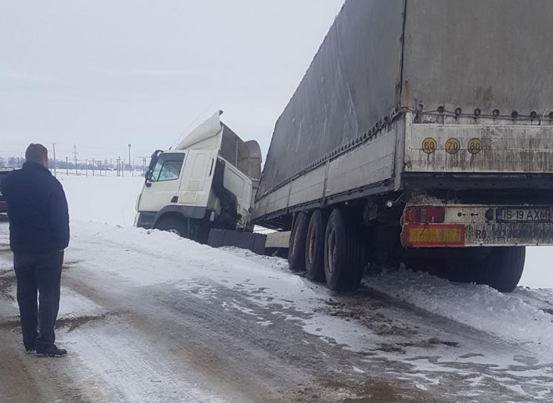 Un camion cu câteva tone de bere a ieşit în decor la Târgu Neamţ