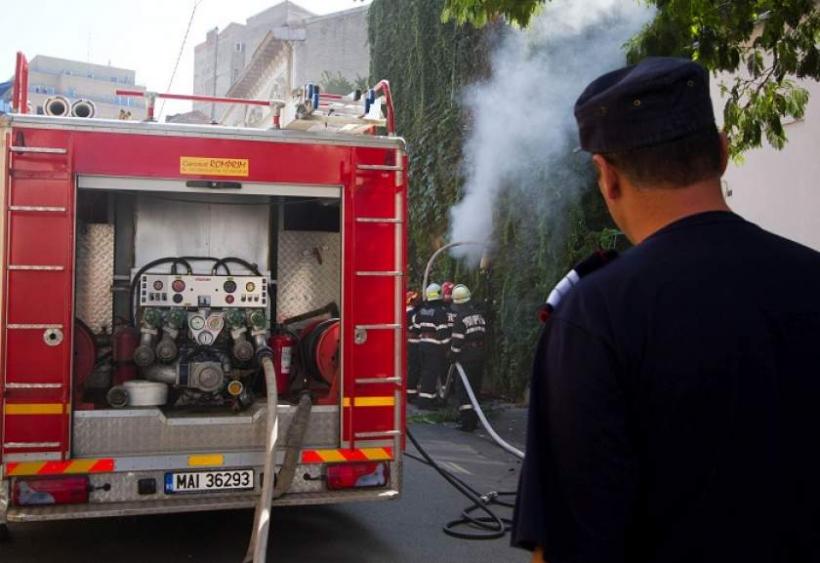 Incendiu devastator la o garsonieră din Braşov! O persoană este în stare gravă