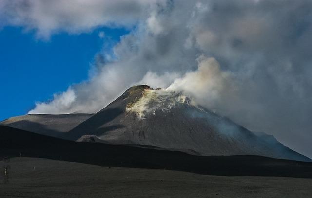 Celebrul vulcan european, Etna, NU sta pe loc!