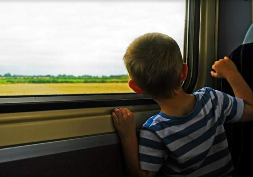 Copiii mai mici de 5 ani vor putea călători gratis cu trenul de Paşti