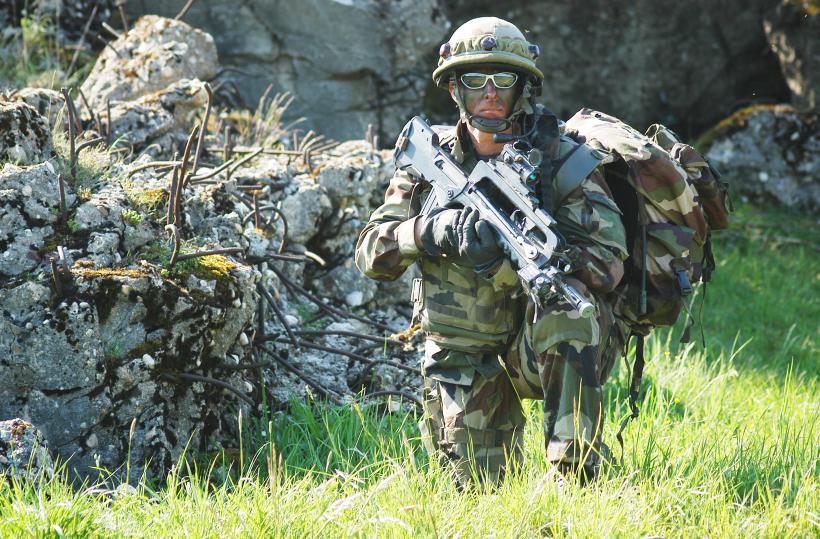 Un bărbat a încercat să calce soldaţii aflaţi în Alpii Francezi