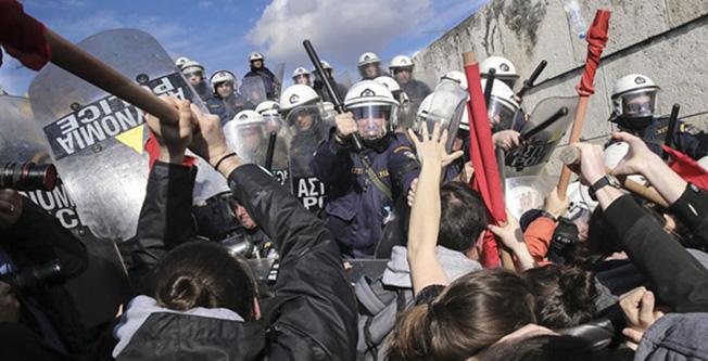 Poliţia a folosit bastoane şi gaze lacrimogene pentru a dispersa profesorii protestatari la Atena  