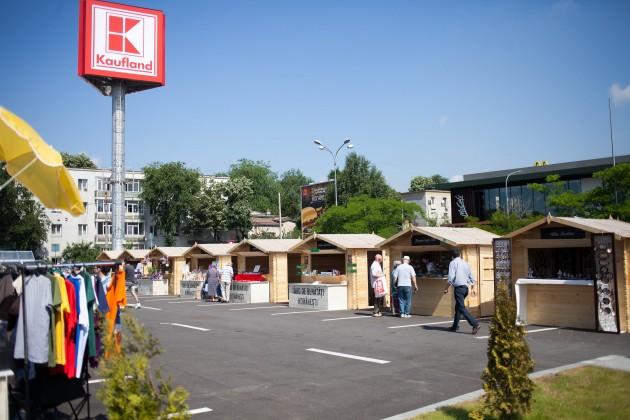  'Târg de bunătăţi româneşti', în parcarea magazinului Kaufland din Pantelimon  