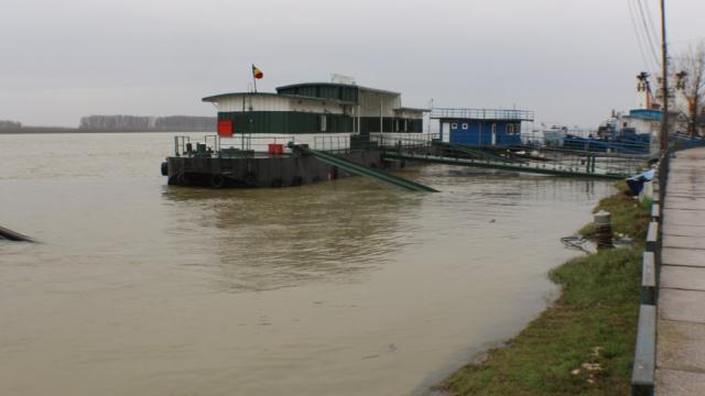 Alertă la Tulcea! Dunărea a inundat mai multe schele de acces pe pontoanele de pe faleza orașului