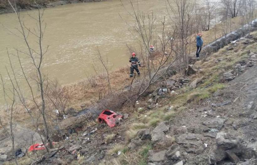 Accident GRAV pe Valea Oltului! O maşină a plonjat în râul Olt! 