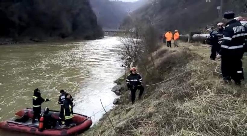 Echipele de intervenție au găsit maşina scufundată în Olt. Din nefericire, părinţii fetiţei salvate au murit