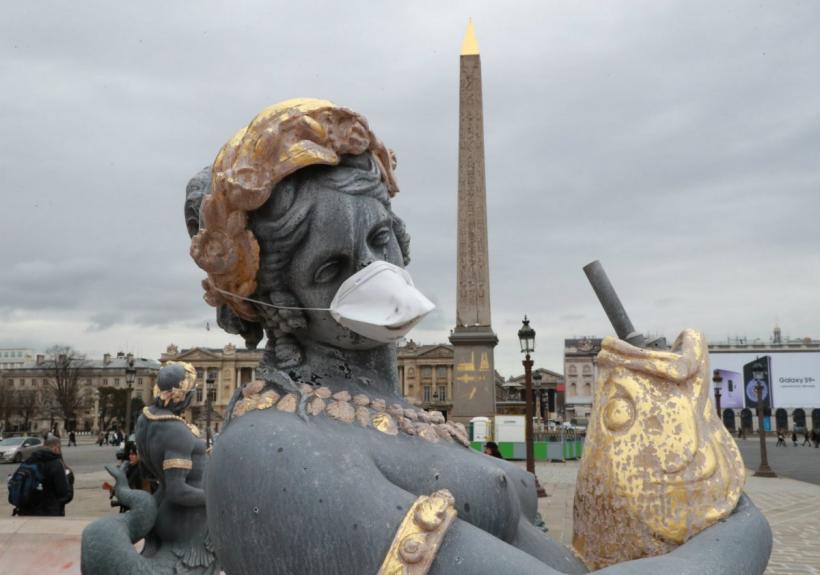 Măşti de protecţie au fost puse pe gura statuilor pentru a denunţa poluarea aerului în Franţa  