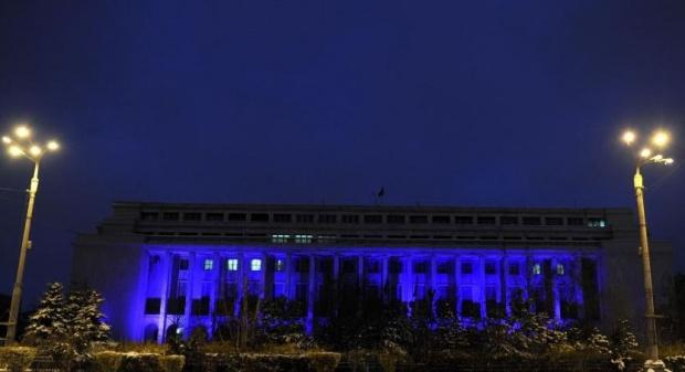 Sediul Guvernului, iluminat în albastru de Ziua Internaţională a Conştientizării Autismului
