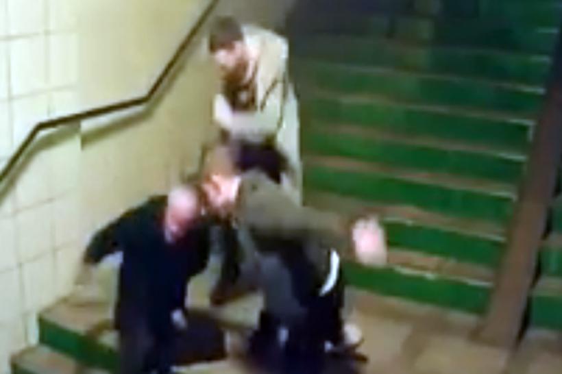 VIDEO - Cei doi indivizi care au bătut cu sălbăticie un bătrân au fost arestați