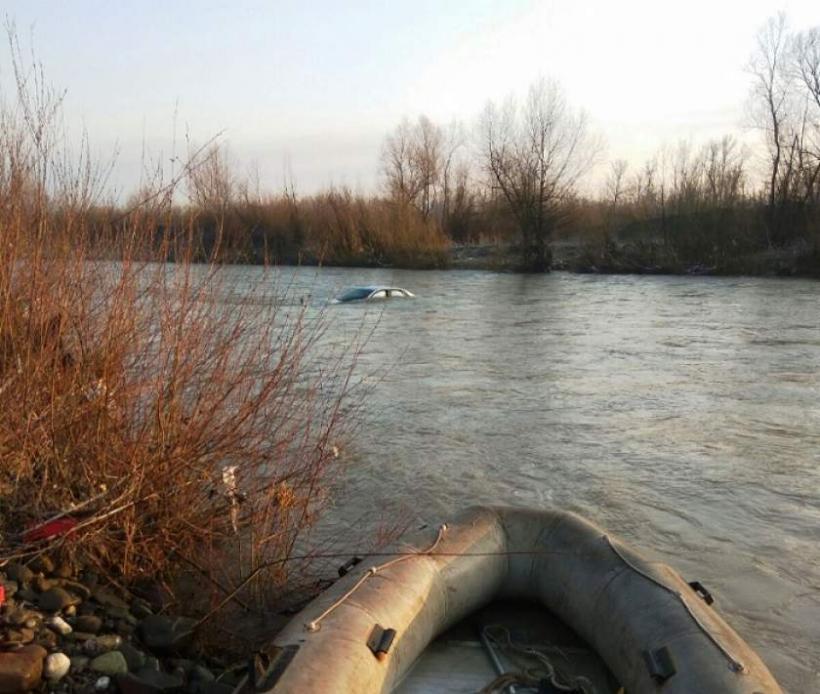 Alertă în Sighetu Marmaţiei! O femeie s-a răsturnat cu maşina într-un râu