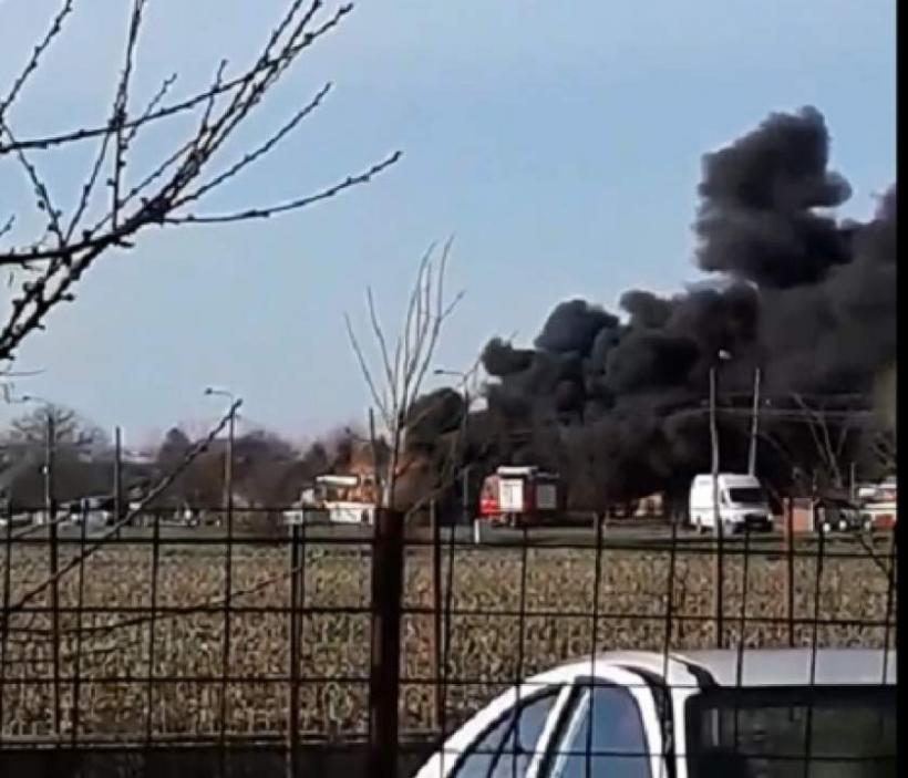 Explozie puternică la Satu Mare! Un autobuz plin cu călători a luat foc 
