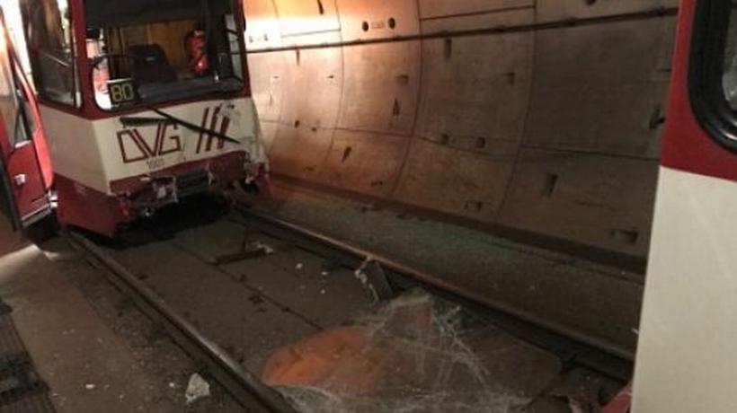 Germania: Peste 20 de persoane rănite după ce două trenuri de metrou s-au ciocnit la Duisburg