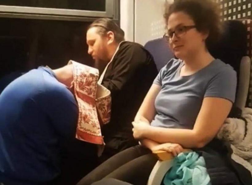 Incredibil! Un bărbat a fost spovedit în trenul Cluj - Iaşi de un călugăr care i-a sugerat să nu mai bea 