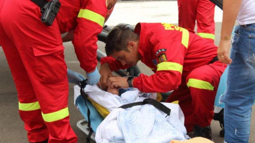O fetiţă de 4 ani se zbate între viaţă şi moarte la spital, după ce a fost lovită de o şoferiţă la Roman