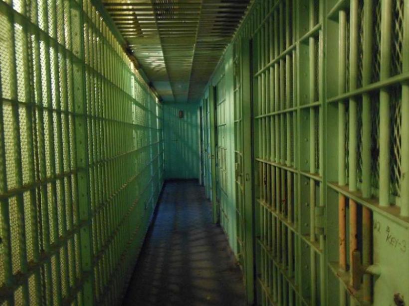 Proiect: Închisoare doar în weekend pentru cei condamnaţi până la 5 ani și executarea la domiciliu a pedepselor până la un an