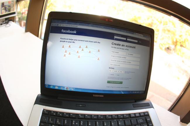 Explicaţiile psihologului : ​​​​​​​Abuzezi de Facebook? Eşti mai predispus să-ţi părăseşti partenerul real!
