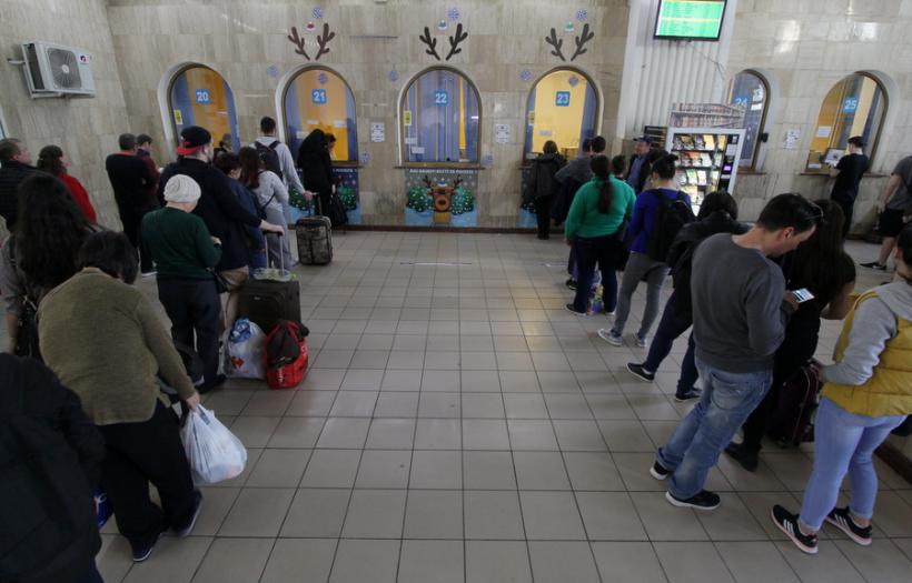 GALERIE FOTO - Gara de Nord, luată cu asalt de studenți și turiști 18611727