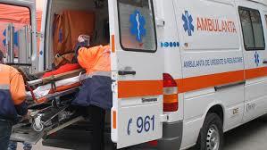 Trei muncitori sunt în stare gravă la spital după ce au fost loviţi de un compactor de asfaltat strada 
