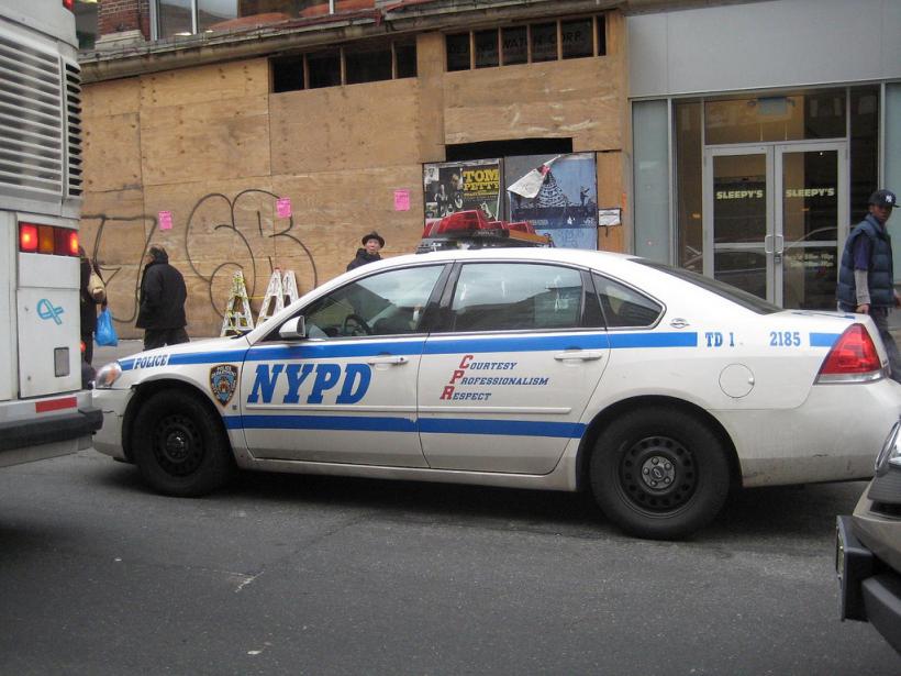  Un bărbat de culoare a fost împuşcat de poliţia din New York, după ce a îndreptat o ţeavă de metal spre ei
