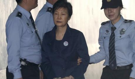 Fosta şefă a statului sud-coreean, condamnată la 24 de ani de închisoare pentru corupţie 