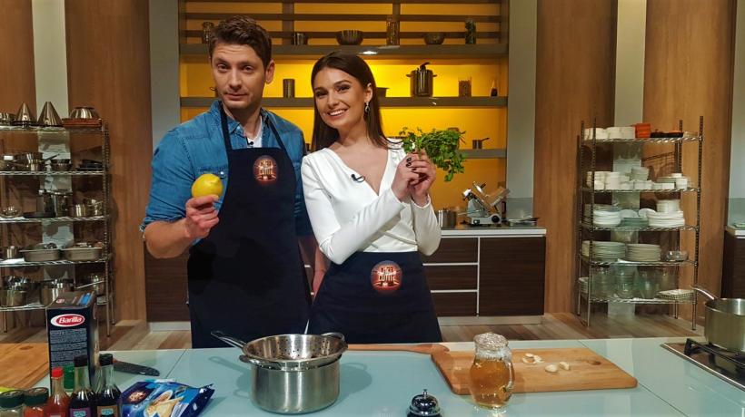 Vali Butnaru și Olivia Păunescu,  de la pupitrul de știri, în bucătăria „Chefi la cuțite”