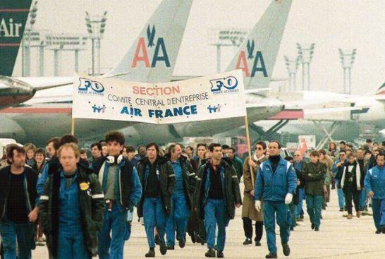Transportul aerian în Europa este perturbat de grevele din Franţa şi Germania