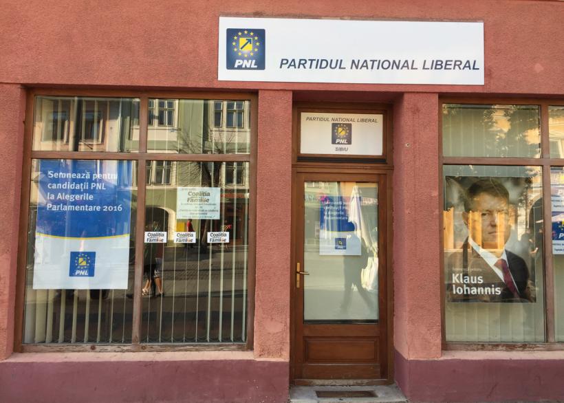 Sediul PNL Sibiu, obiectiv turistic datorită imaginii preşedintelui Iohannis