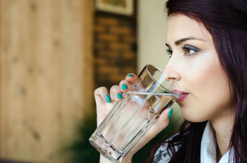 Cele 5 pahare cu apă care fac minuni pentru siluetă și sănătate