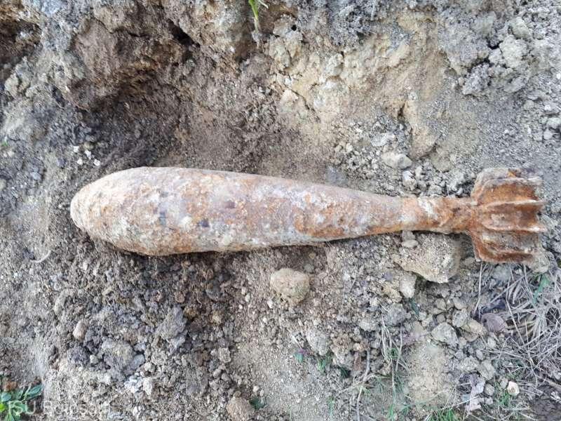 O bombă de aruncător în stare de funcţionare a fost găsită de un sătean în grădina sa, din Botoşani