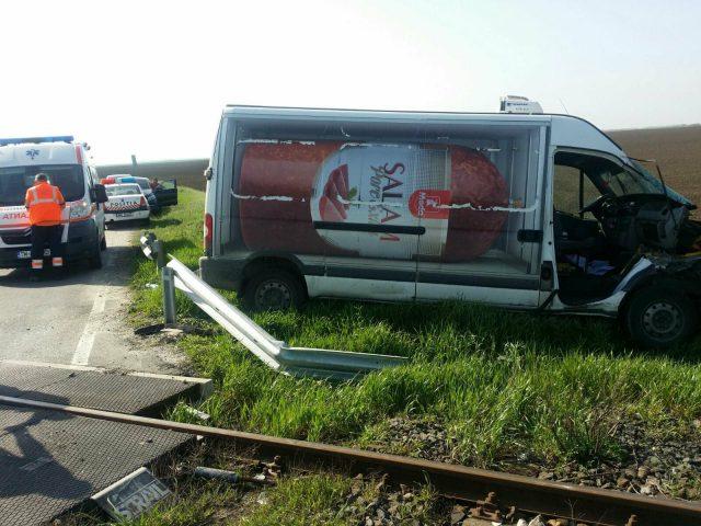 Trafic feroviar blocat între Comloşu Mare-Teremia Mare, în urma unui accident între un tren şi o autoutilitară