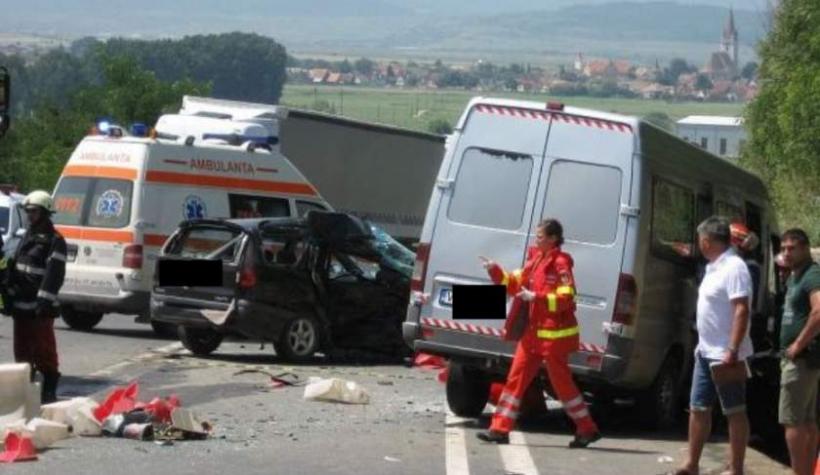 Accident TERIBIL în Teleorman: Un mort şi 7 răniţi, după un impact teribil între un microbuz şi o maşină