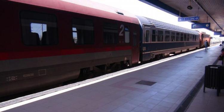 Un tânăr a murit pe peron în timp ce aștepta trenul