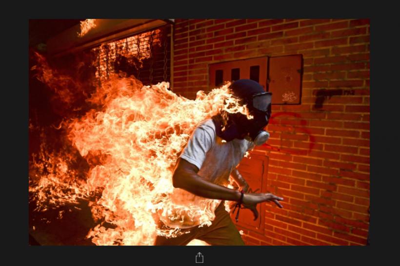 Fotografia unui om cuprins de flăcări în timpul protestelor din Venezuela, câştigătoarea World Press Photo 2018