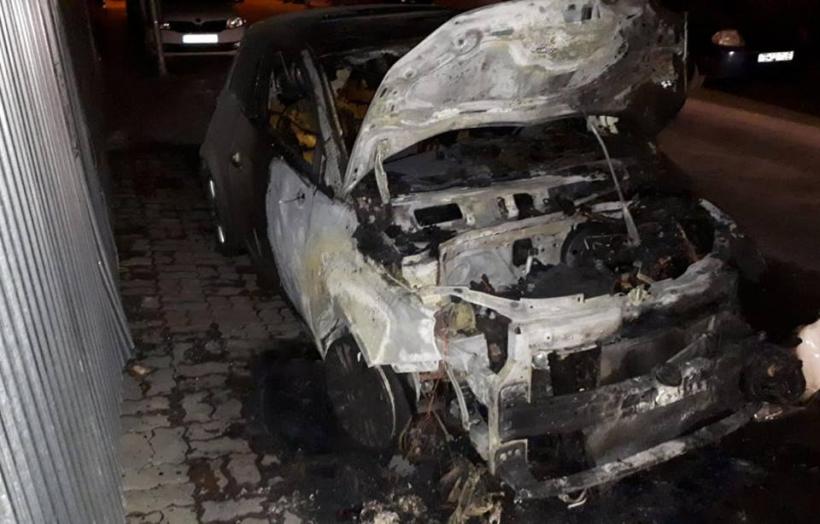 Piromanul care a incendiat 8 mașini din București, cercetat pentru încă două infracțiuni