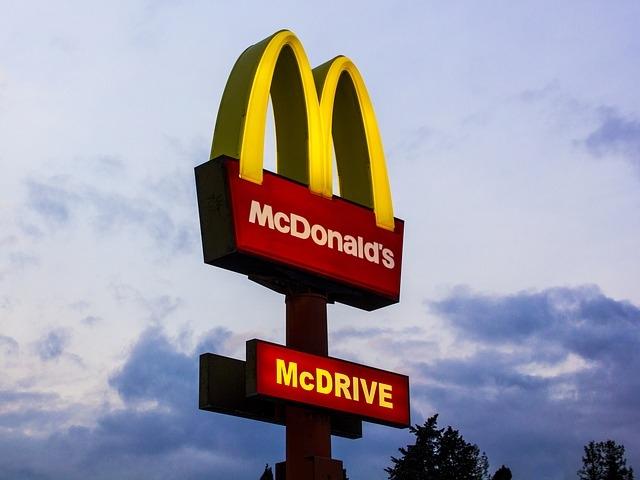 Şeful McDonald's a câştigat de 3.101 de ori mai mult decât un angajat mediu