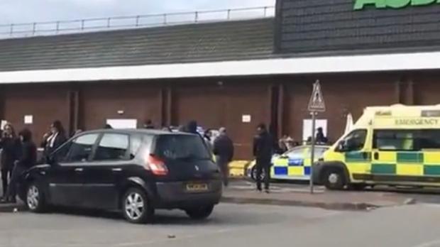 Alertă în Marea Britanie! O mașină a intrat in mulțime rănind mai multe persoane
