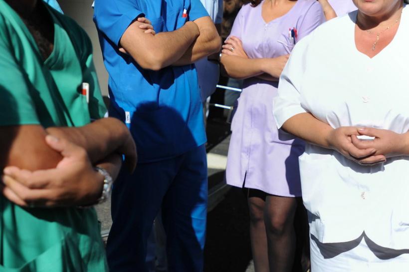 Mii de angajați din spitalele din țară, protestează față de scăderile salariale