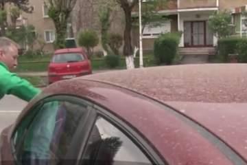 Fenomen meteo neobişnuit în Hunedoara! În mai multe oraşe a plouat cu un praf de nuanţă aurie