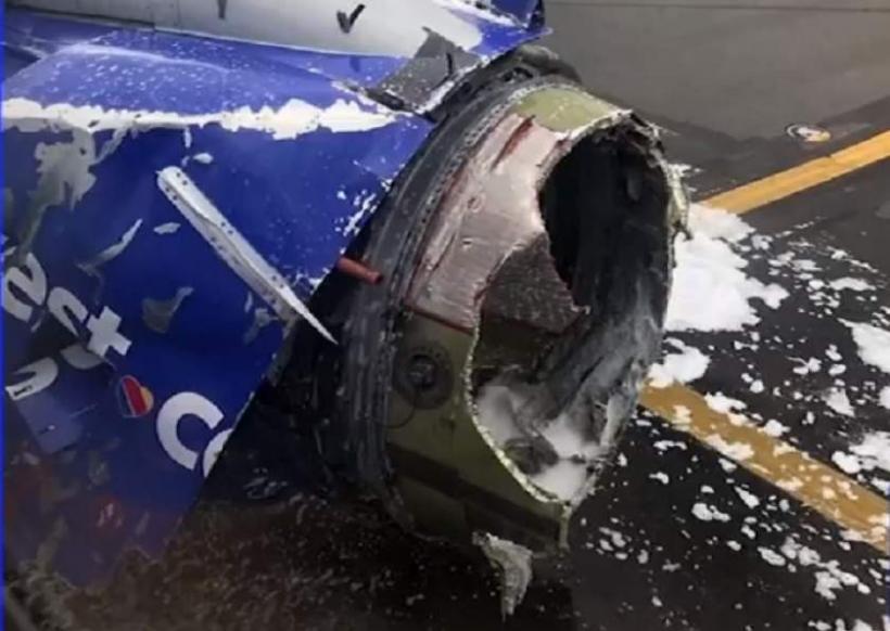 Clipe de GROAZA la bordul unui avion, dupa ce un motor a explodat
